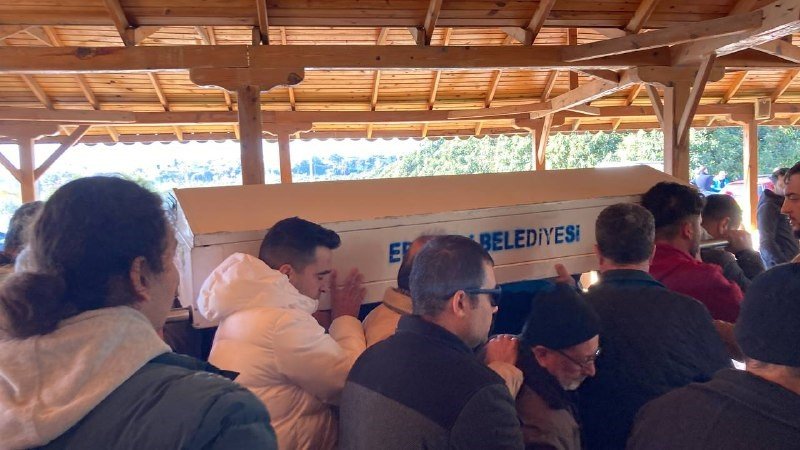 Depremde hayatını kaybedenler son yolculuğuna uğurlandı