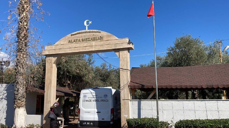 Depremde hayatını kaybedenler son yolculuğuna uğurlandı