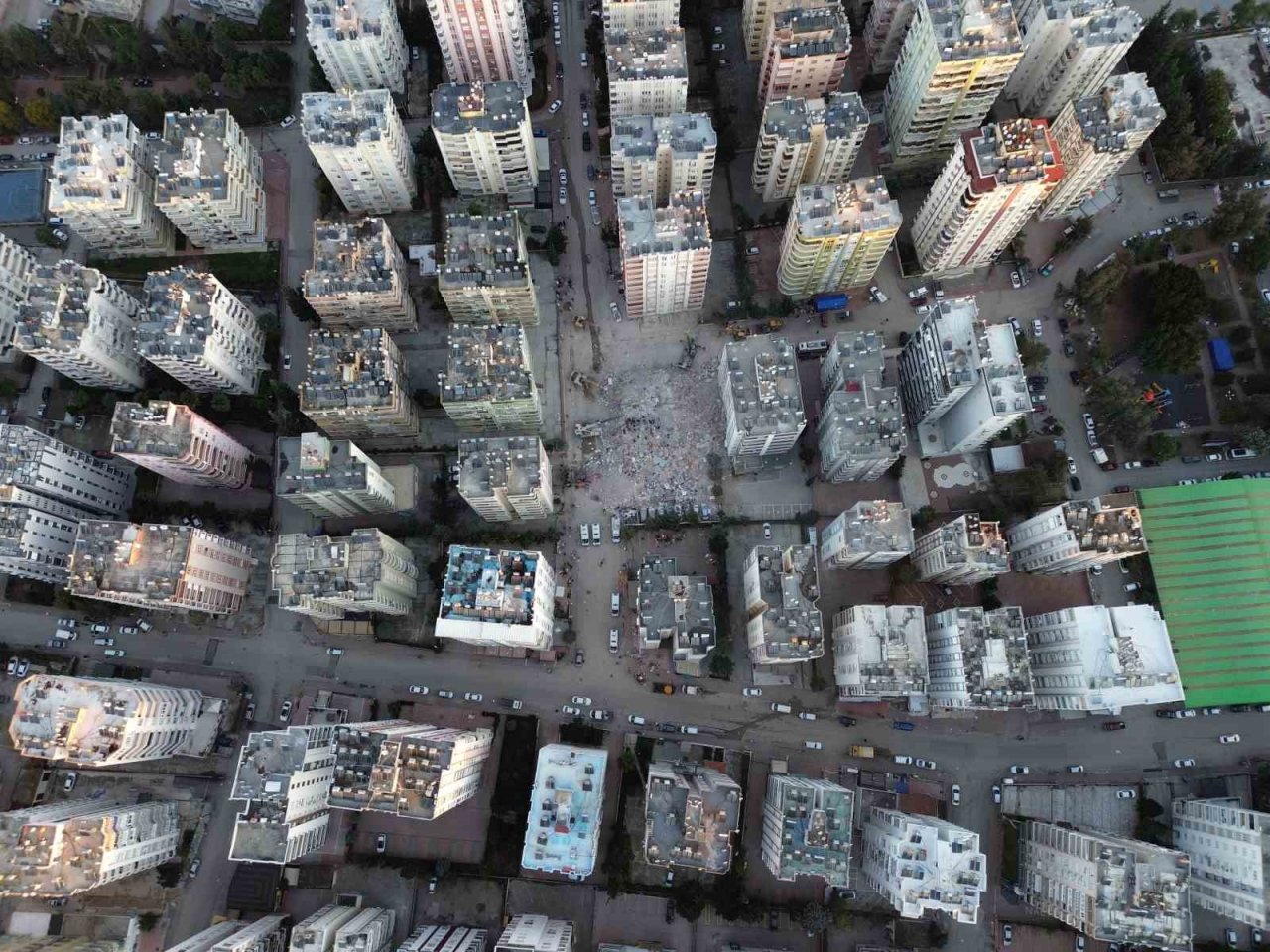 Adana Alpargun Apartmanı’nda arama kurtarma çalışmaları dron ile görüntülendi