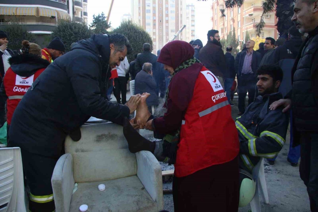 Afet bölgesinden yürek ısıtan görüntüler