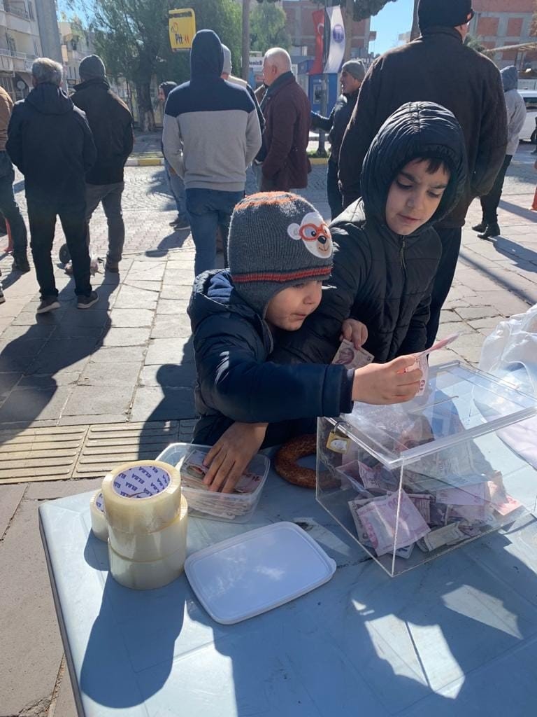 Didimli minik yürekler, harçlıklarını depremzedelere bağışladı