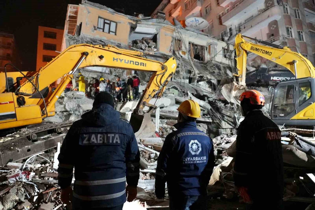 Diyarbakır Büyükşehir tüm ekipleriyle sahada