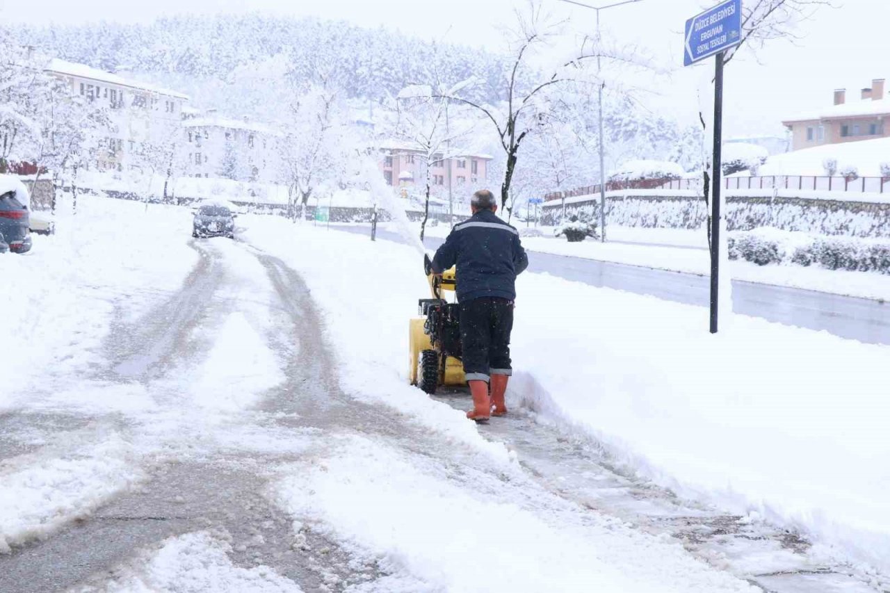 Düzce’de karla mücadele çalışmaları sürüyor