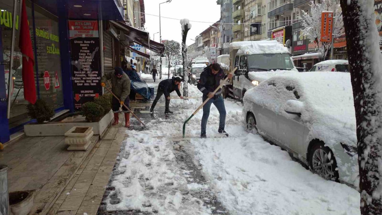 Düzce’de karla mücadele çalışmaları sürüyor