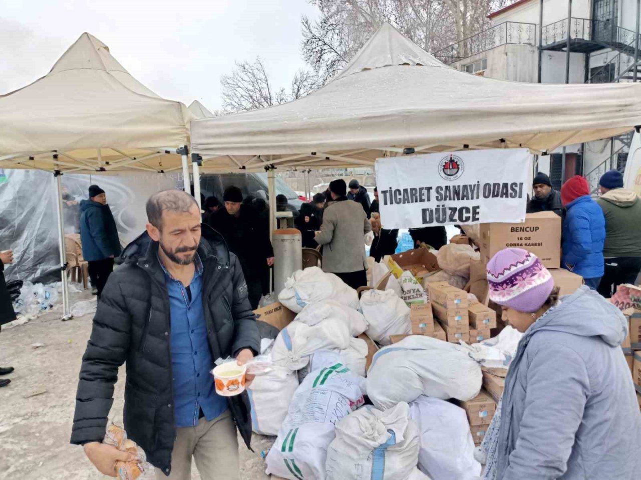 Depremzedelere sıcak çorba