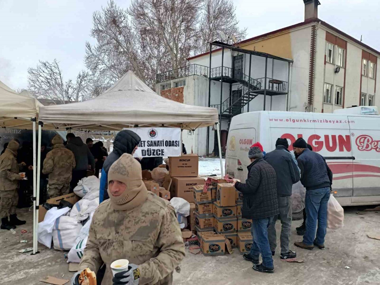 Depremzedelere sıcak çorba