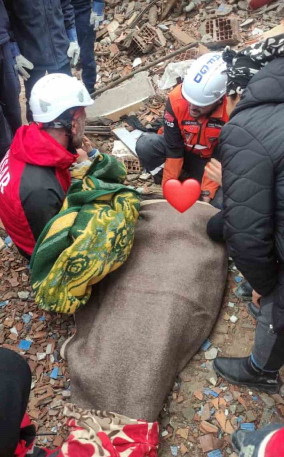 Düzceli ekipler 1’i bebek 2 kişiyi enkazdan canlı olarak çıkarttı