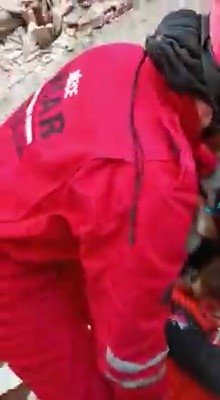 Düzceli ekipler 1’i bebek 2 kişiyi enkazdan canlı olarak çıkarttı