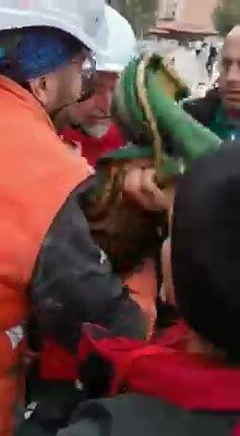 Düzceli ekipler 1’i bebek 2 kişiyi enkazdan canlı olarak çıkarttı