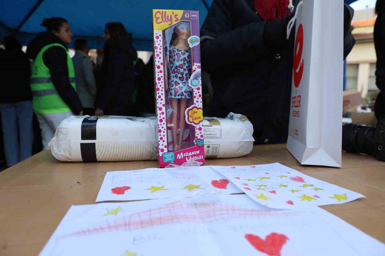 Efelerli miniklerden depremzedelere büyük moral