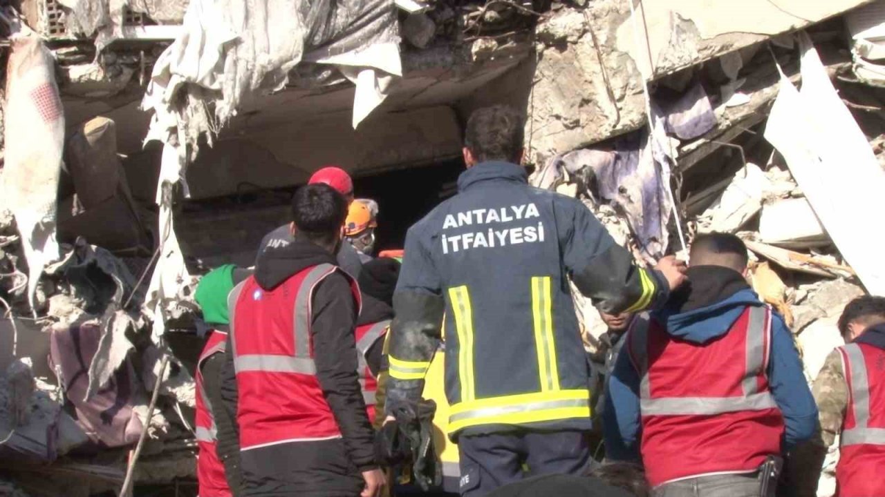 Hatay’da enkazın altındaki baba 53 saat sonra kurtarıldı, 3 çocuğu hayatını kaybetti