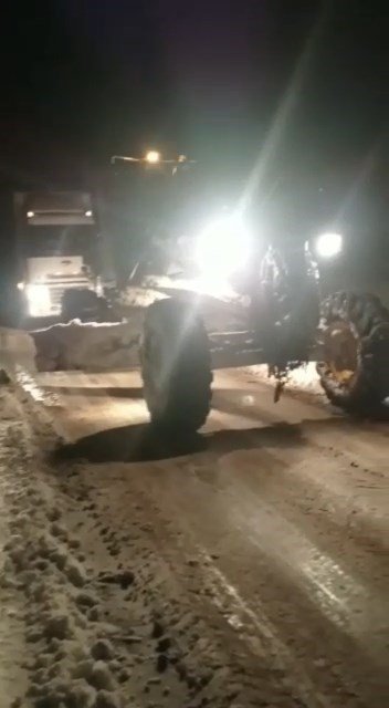 Yoldan çıkan tırın yardımına ekipler koştu