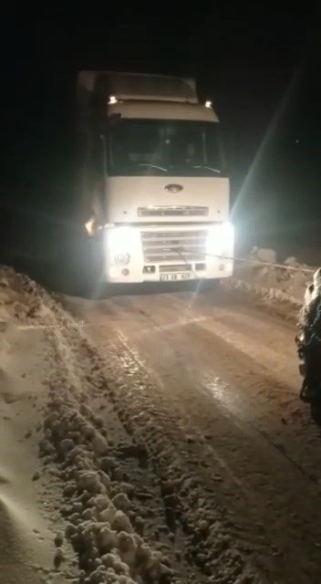 Yoldan çıkan tırın yardımına ekipler koştu