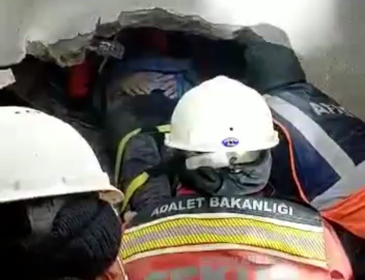 Enkaz altından kurtarma saniye saniye kaydedildi