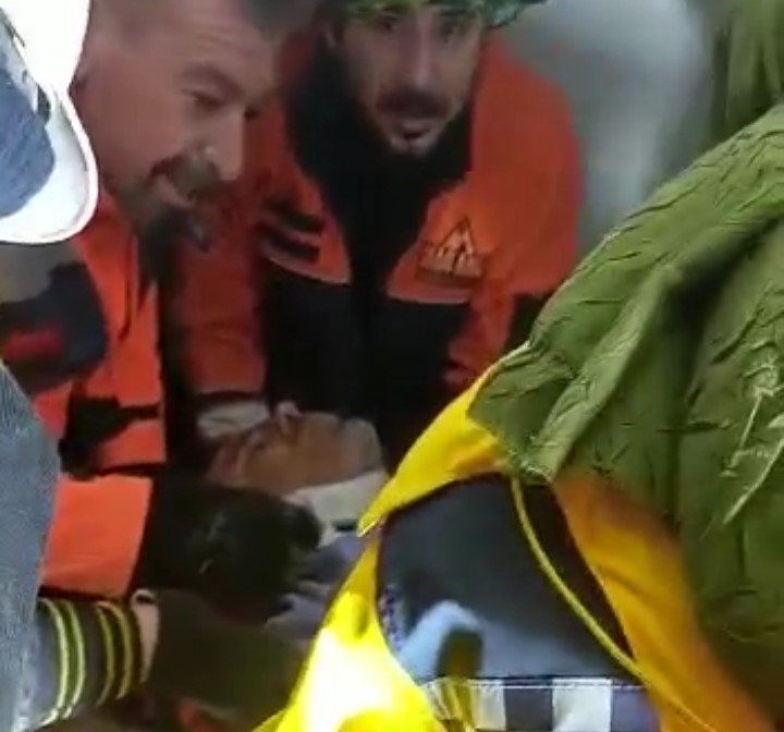 Enkaz altından kurtarma saniye saniye kaydedildi