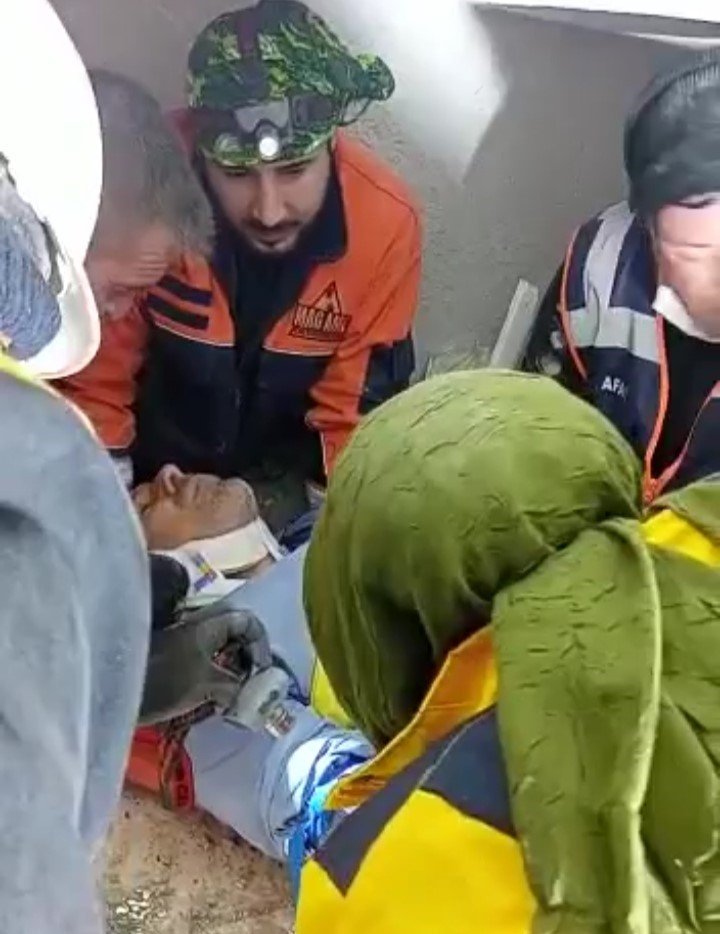 Enkaz altından kurtarma saniye saniye kaydedildi