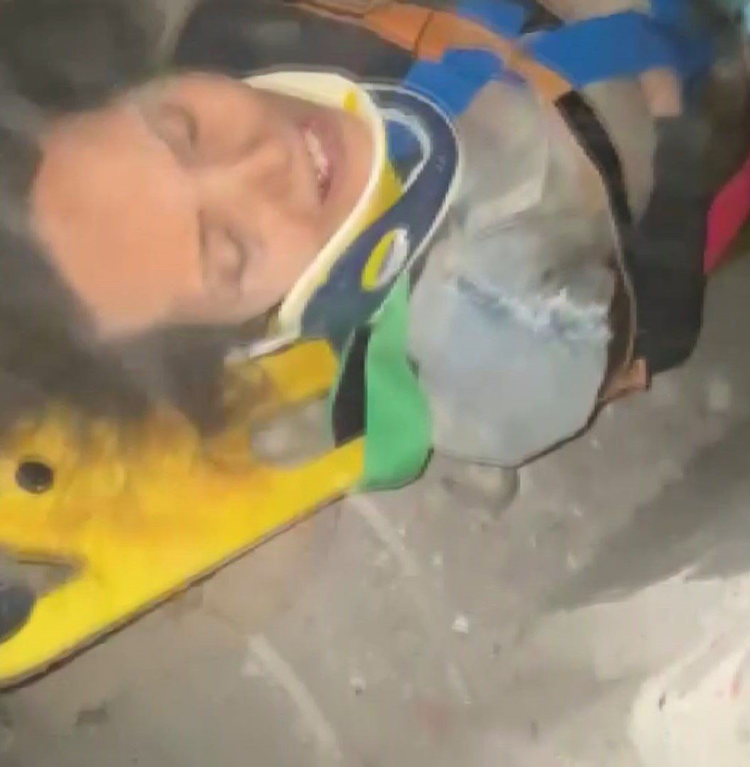 Enkazdaki yaşam koridorundan 4 kişinin kurtarılma anı kameraya yansıdı