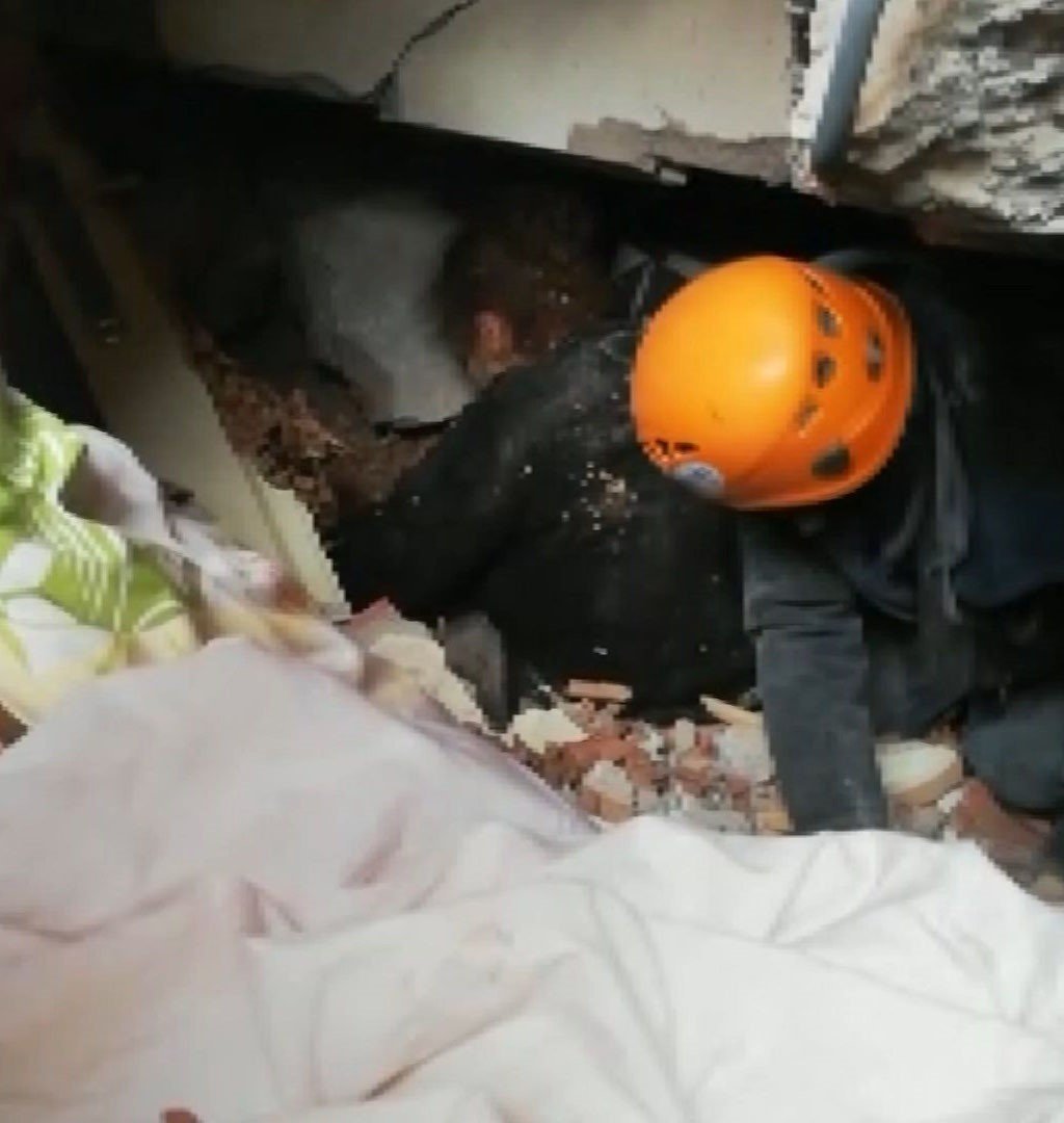 Enkazdaki yaşam koridorundan 4 kişinin kurtarılma anı kameraya yansıdı