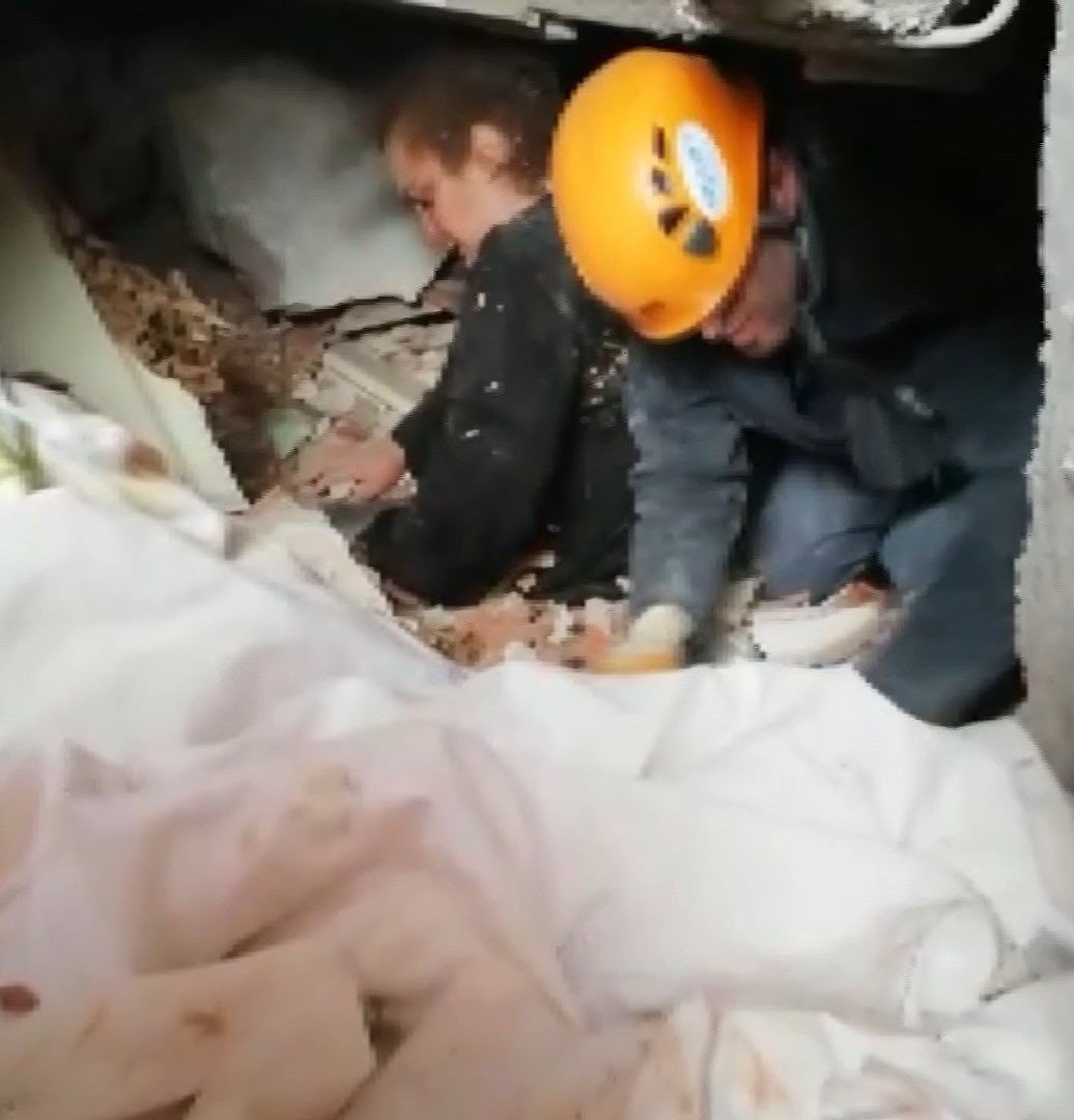 Enkazdaki yaşam koridorundan 4 kişinin kurtarılma anı kameraya yansıdı