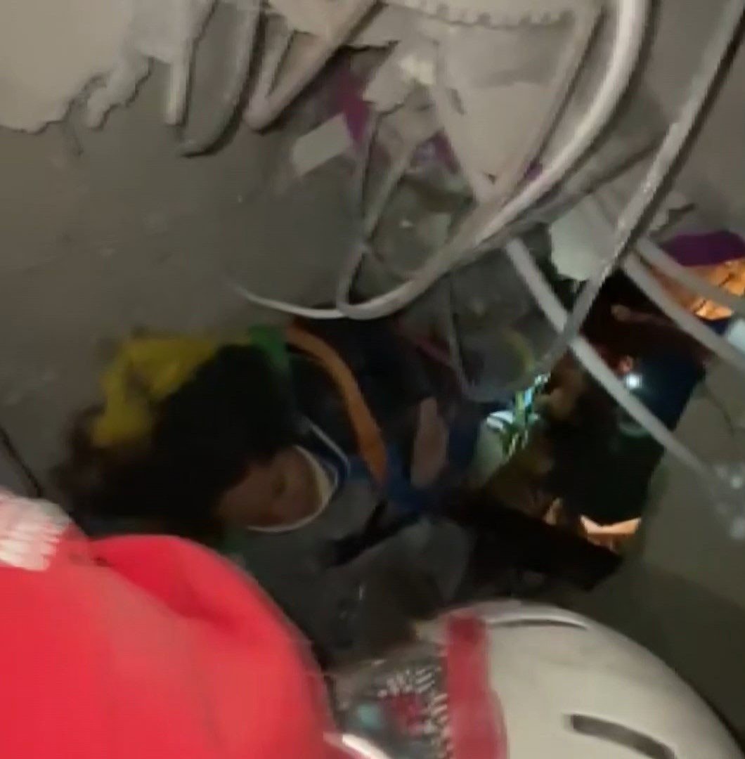 Enkazdaki yaşam koridorundan 4 kişinin kurtarılma anı kameraya yansıdı