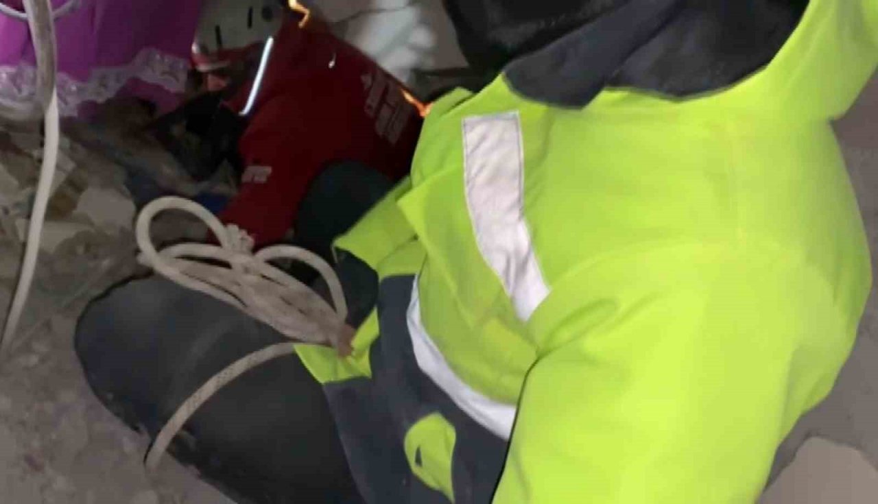 Enkazdaki yaşam koridorundan 4 kişinin kurtarılma anı kameraya yansıdı