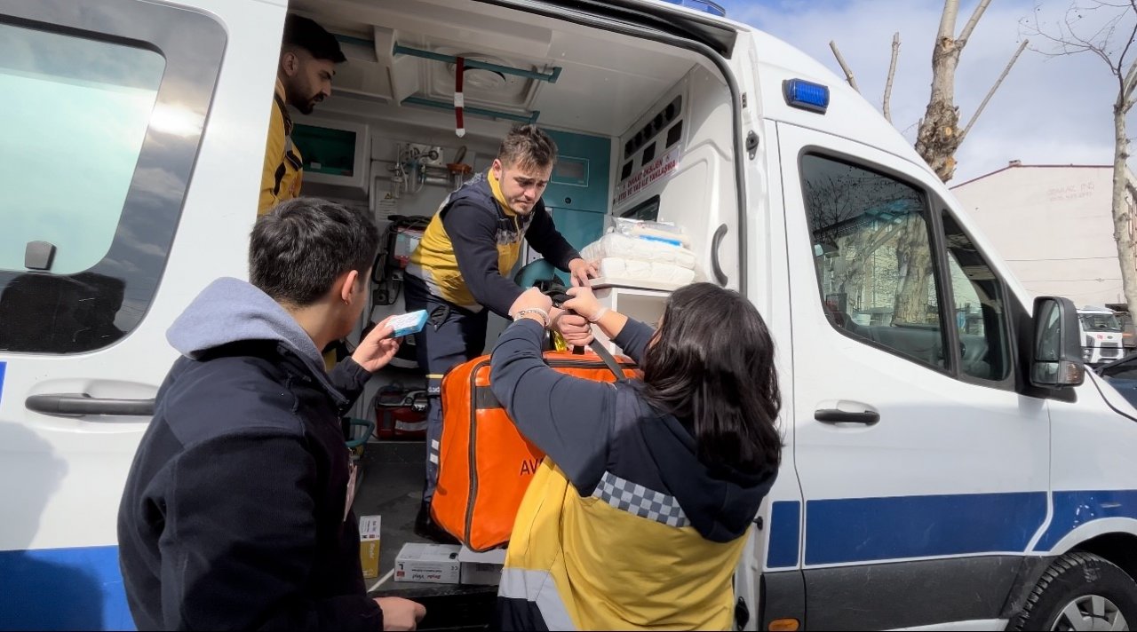 Ambulanslar depremzedeler için Esenyurt’tan yola çıktı