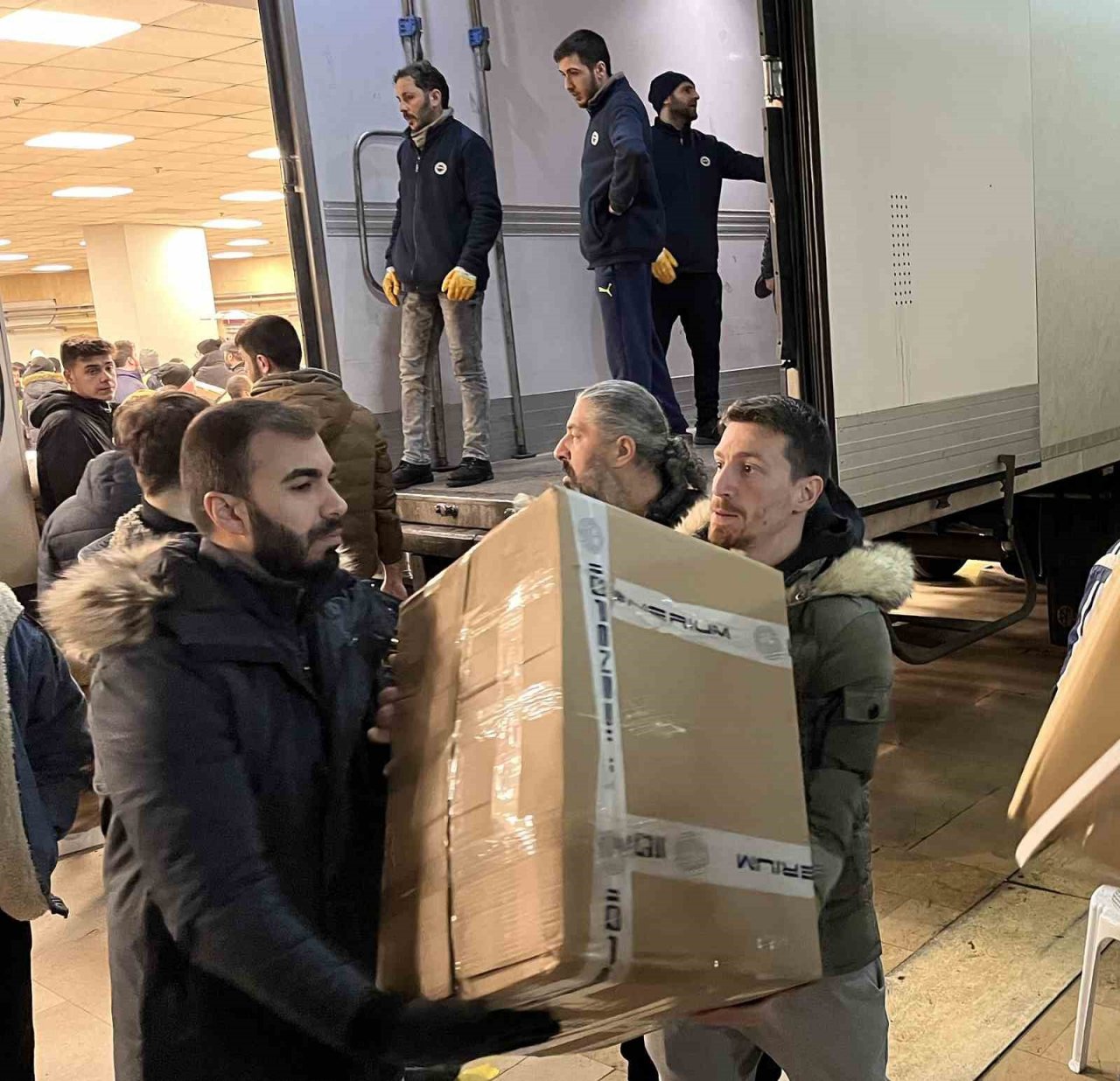 Mert Hakan Yandaş’tan yardım çalışmalarına destek