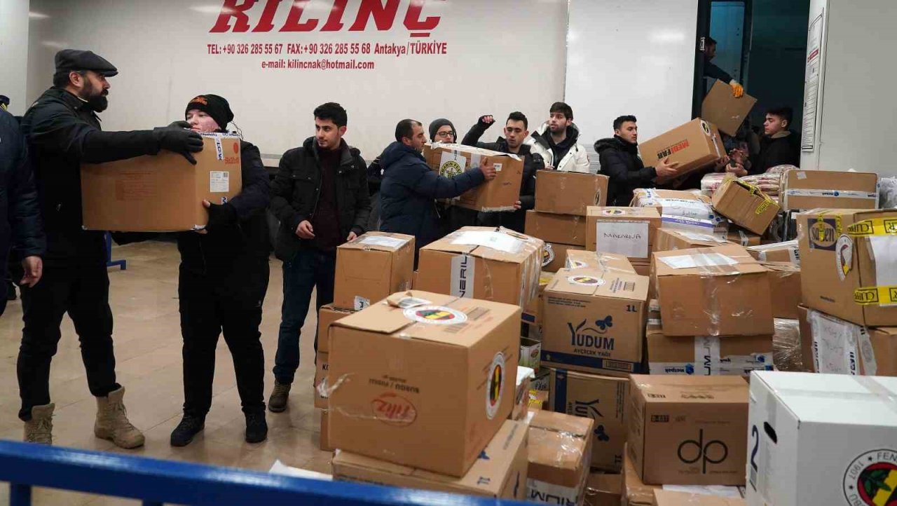 Ülker Stadyumu’nda yardım çalışmaları devam ediyor