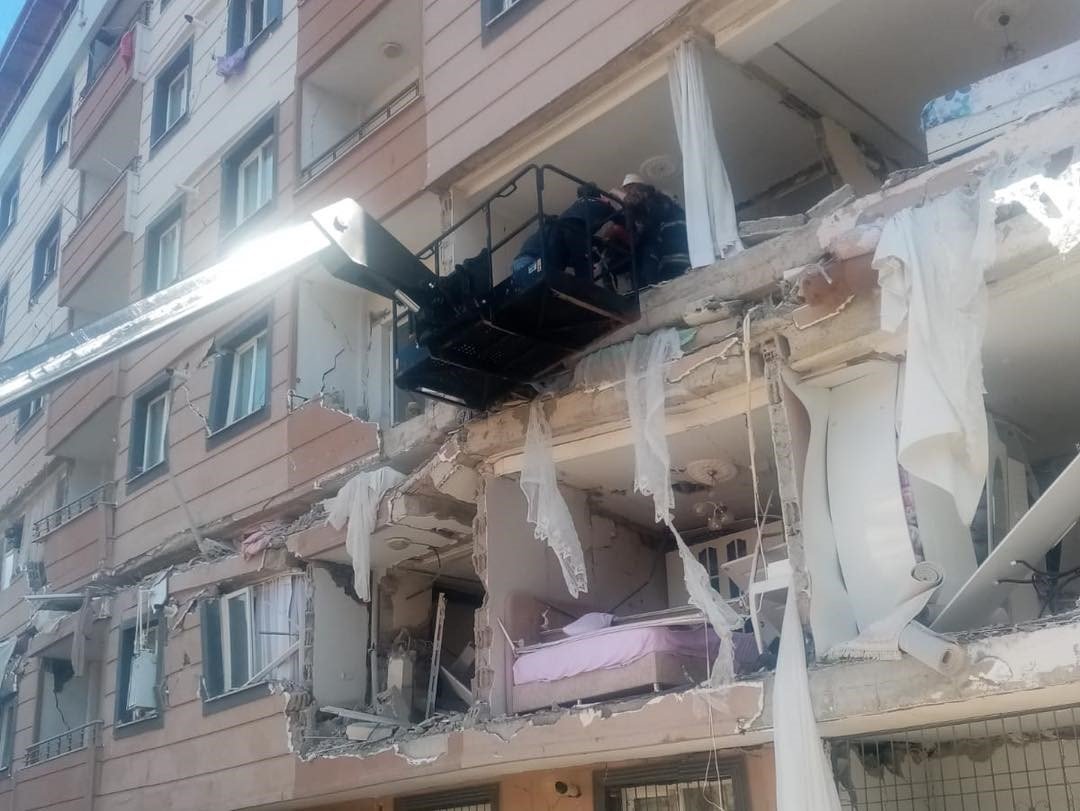 Afyonkarahisar ekibi anne ve bebeğini enkazdan sağ kurtardı