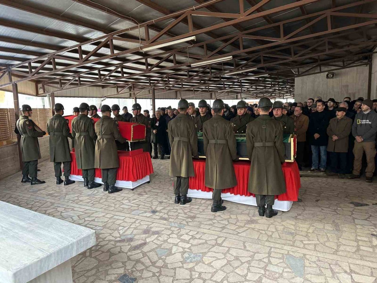 Enkaz altında can veren uzman çavuş ve 12 yaşındaki oğlu Kızılcahamam’da toprağa veridi