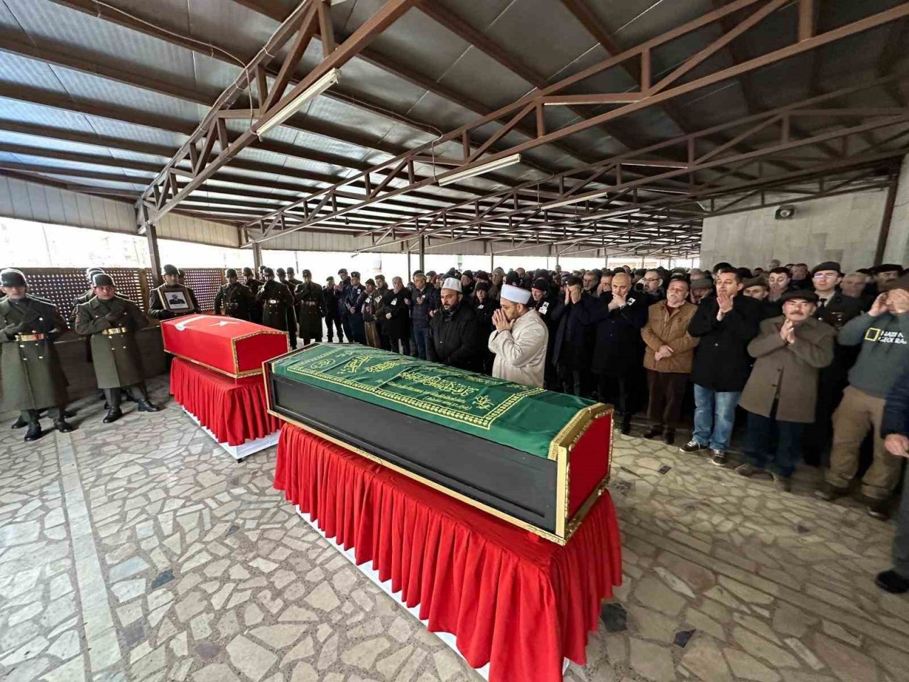 Enkaz altında can veren uzman çavuş ve 12 yaşındaki oğlu Kızılcahamam’da toprağa veridi