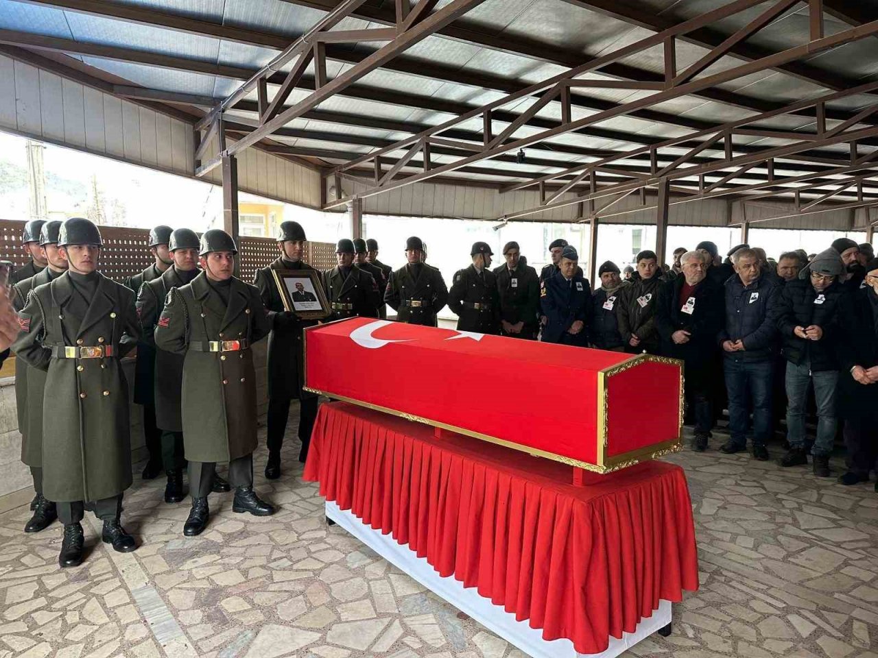 Enkaz altında can veren uzman çavuş ve 12 yaşındaki oğlu Kızılcahamam’da toprağa veridi