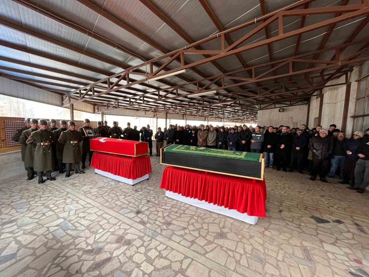 Enkaz altında can veren uzman çavuş ve 12 yaşındaki oğlu Kızılcahamam’da toprağa veridi