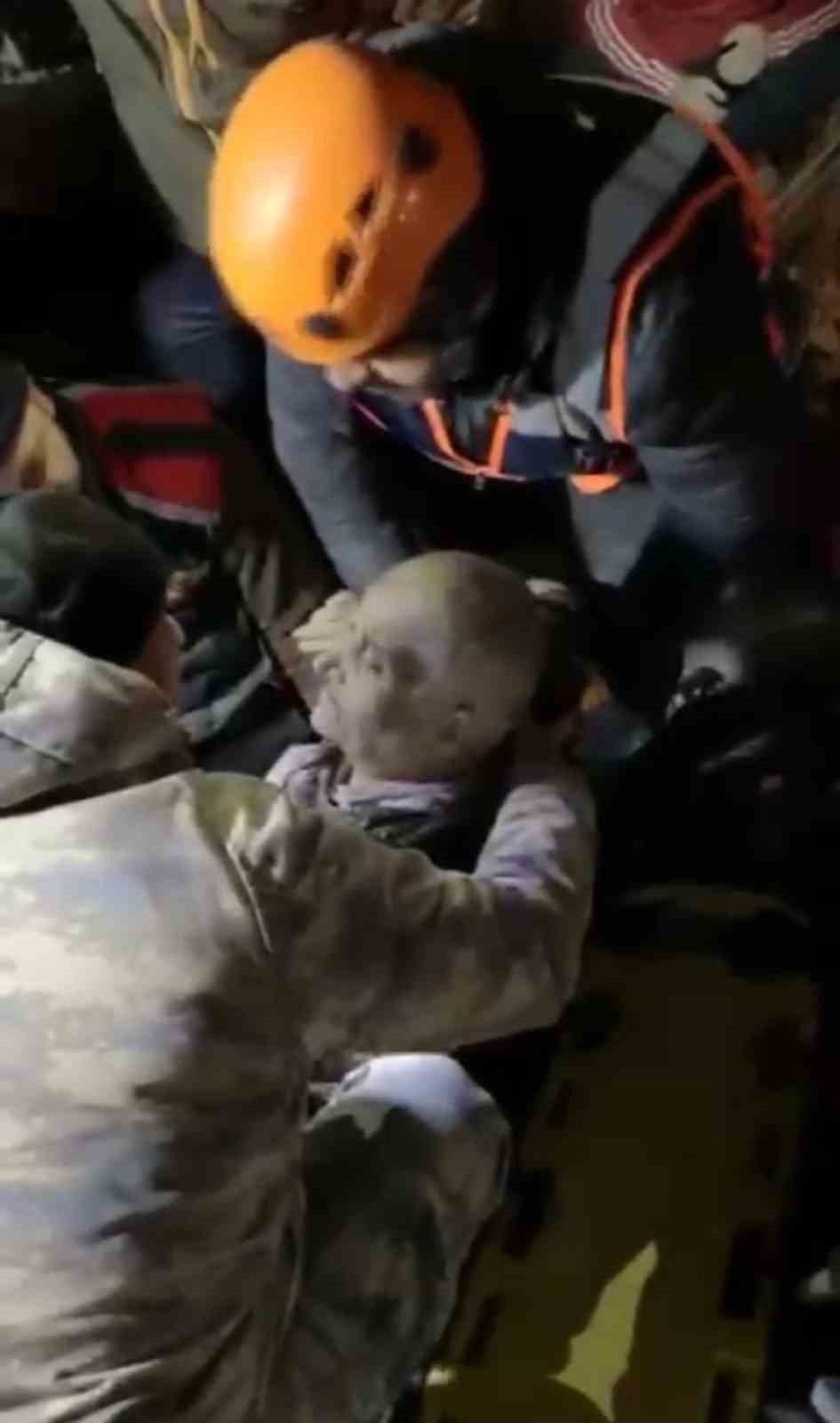 72 yaşındaki Hanife Teyze 44 saat sonra kurtarıldı ilk isteği “su” oldu