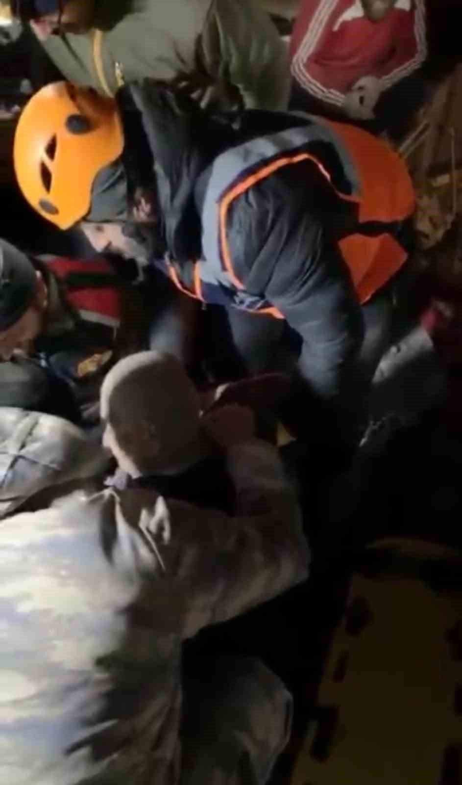 72 yaşındaki Hanife Teyze 44 saat sonra kurtarıldı ilk isteği “su” oldu