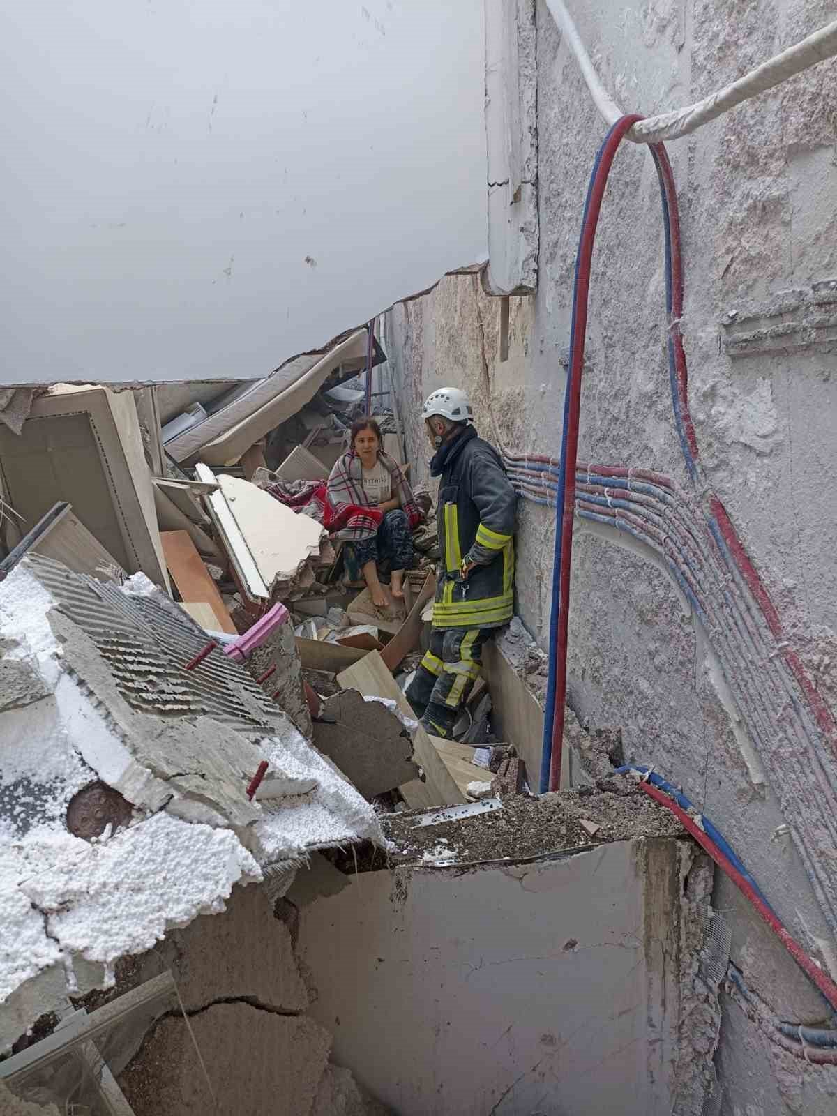 Göçükten saatler sonra çıkan miniğin görüntüsü sevinç oluşturdu