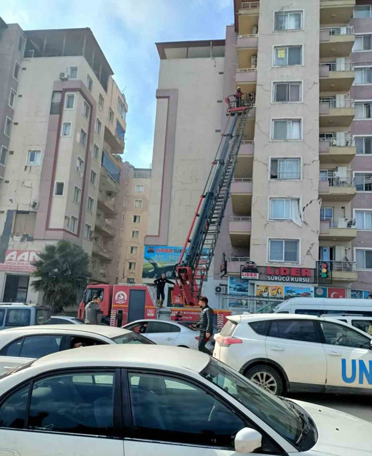 Göçükten saatler sonra çıkan miniğin görüntüsü sevinç oluşturdu