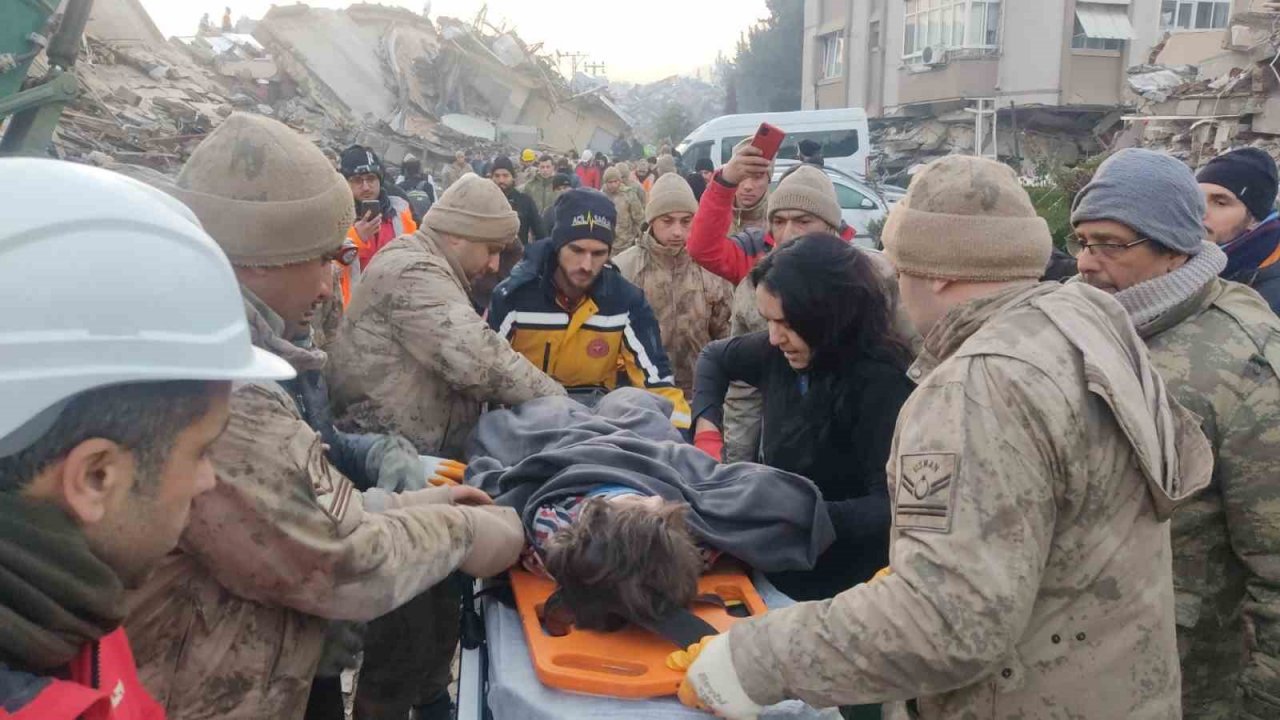 Hatay’dan sevindirici haber: 51 saat sonra 5 yaşındaki kız çocuğu sağ kurtarıldı