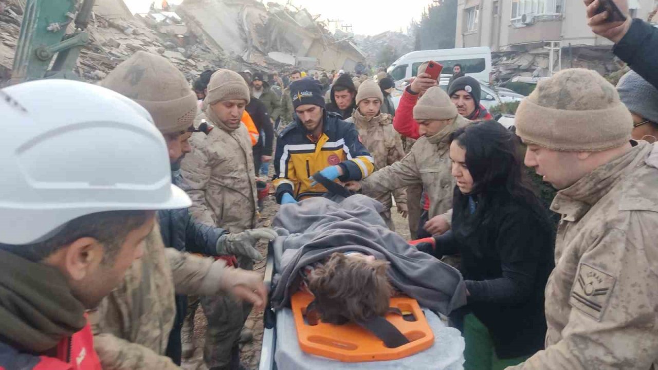 Hatay’dan sevindirici haber: 51 saat sonra 5 yaşındaki kız çocuğu sağ kurtarıldı