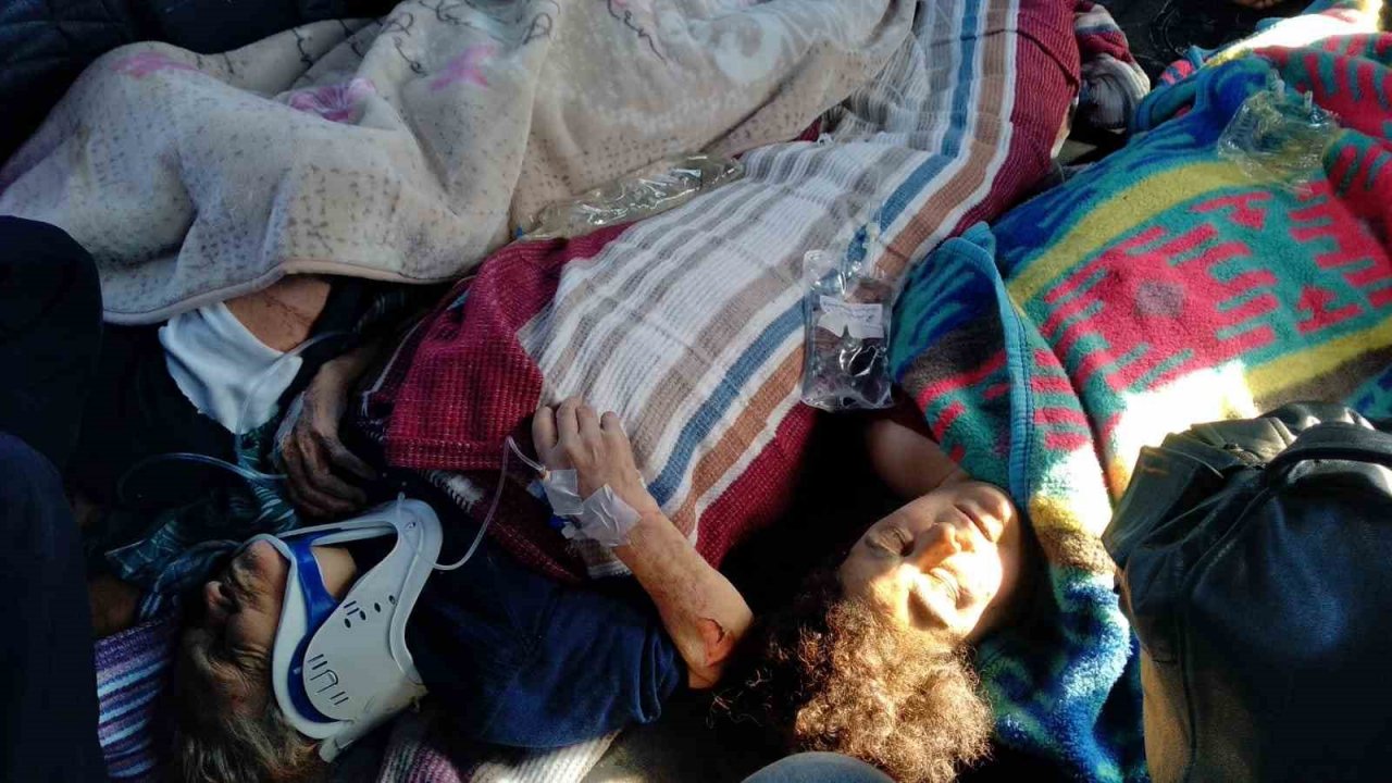 Hatay'da enkazdan kurtulan yaralılar uçakla Adana'ya getirildi