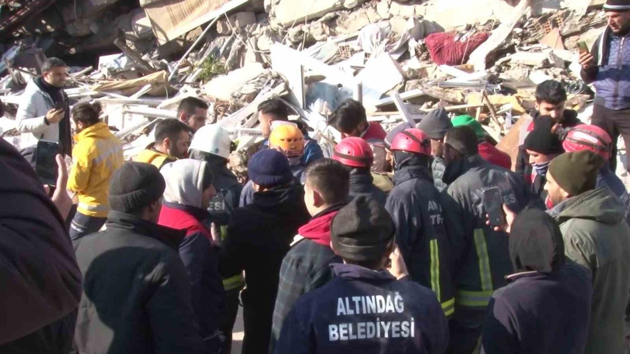Hatay’da enkazın altındaki baba 53 saat sonra kurtarıldı, 3 çocuğu hayatını kaybetti