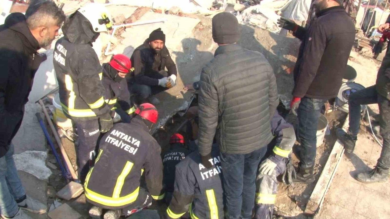 Hatay’da enkazın altındaki baba 53 saat sonra kurtarıldı, 3 çocuğu hayatını kaybetti