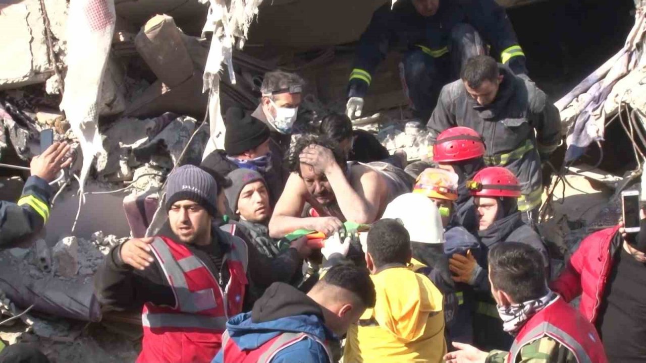 Hatay’da enkazın altındaki baba 53 saat sonra kurtarıldı, 3 çocuğu hayatını kaybetti