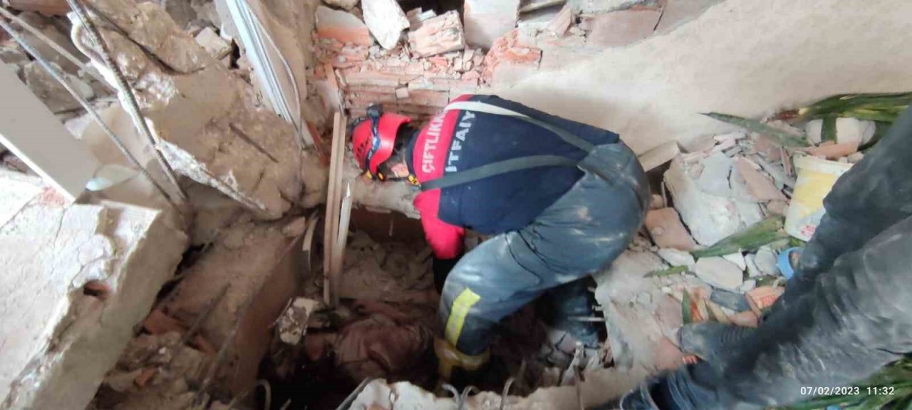 Hatay’da itfaiyeciler enkazdan 2’si çocuk 5 kişiyi canlı kurtardı