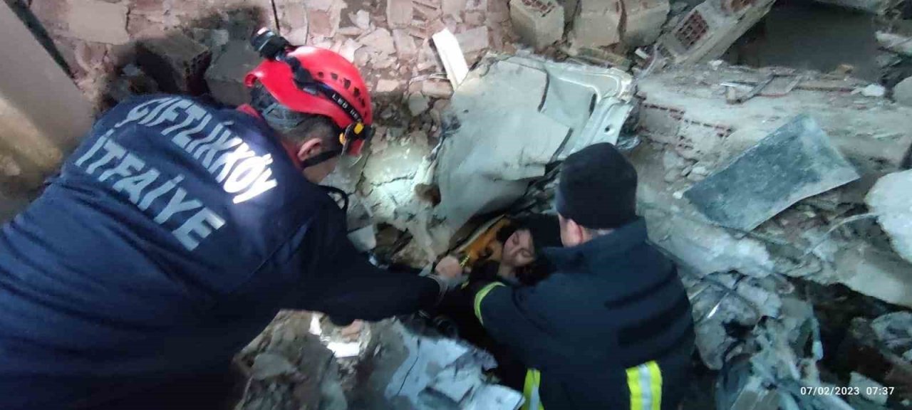 Hatay’da itfaiyeciler enkazdan 2’si çocuk 5 kişiyi canlı kurtardı