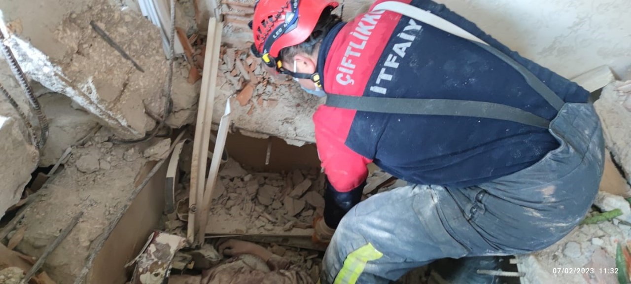 Hatay’da itfaiyeciler enkazdan 2’si çocuk 5 kişiyi canlı kurtardı