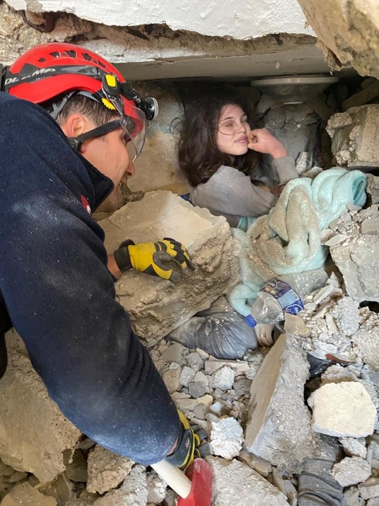 Hatay’da itfaiyeciler enkazdan 2’si çocuk 5 kişiyi canlı kurtardı