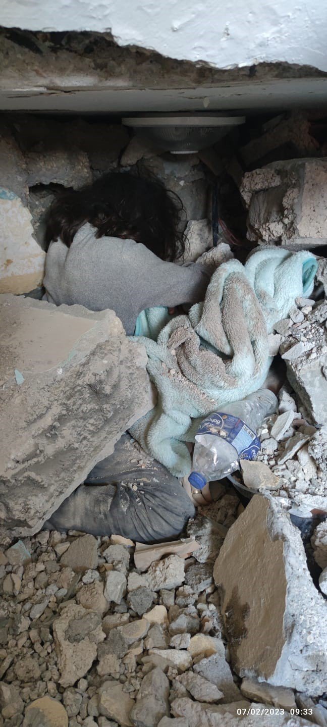 Hatay’da itfaiyeciler enkazdan 2’si çocuk 5 kişiyi canlı kurtardı