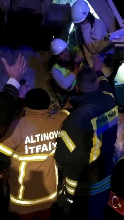 Hatay’da itfaiyeciler 5 kişiyi daha enkazdan canlı olarak kurtardı