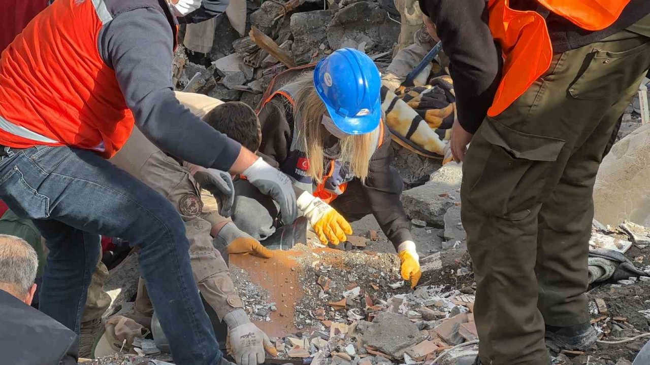 Mehmetçik ve AFAD omuz omuza bir kişiyi daha enkazdan sağ çıkardı